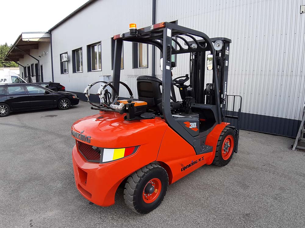 Dīzeļa iekrāvēji r celtspēju 2 - 3 tonnas BENSIINI / LPG-KAHVELTÕSTUD TÕSTUGA 1500-3500 KG